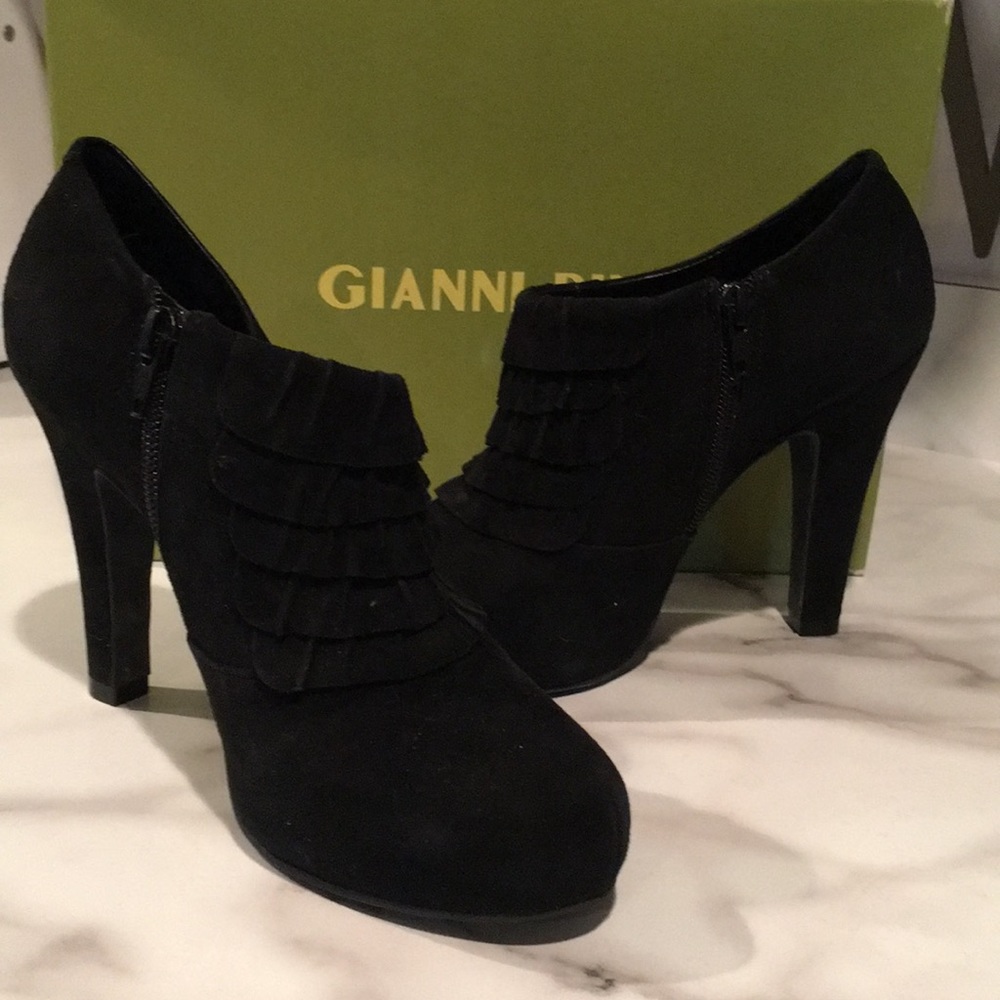 Gianni Bini black suede booties